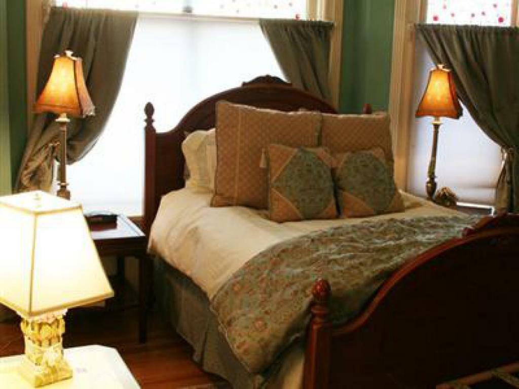 M&M Victorian Bed And Breakfast Marinette 外观 照片