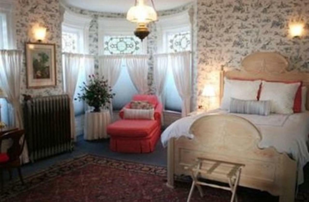 M&M Victorian Bed And Breakfast Marinette 外观 照片